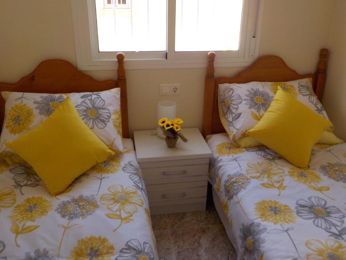 オリウエラ Casa La Zenia Elite Townhouse With Shared Pool And 10 Minutes Walk To Beachヴィラ エクステリア 写真
