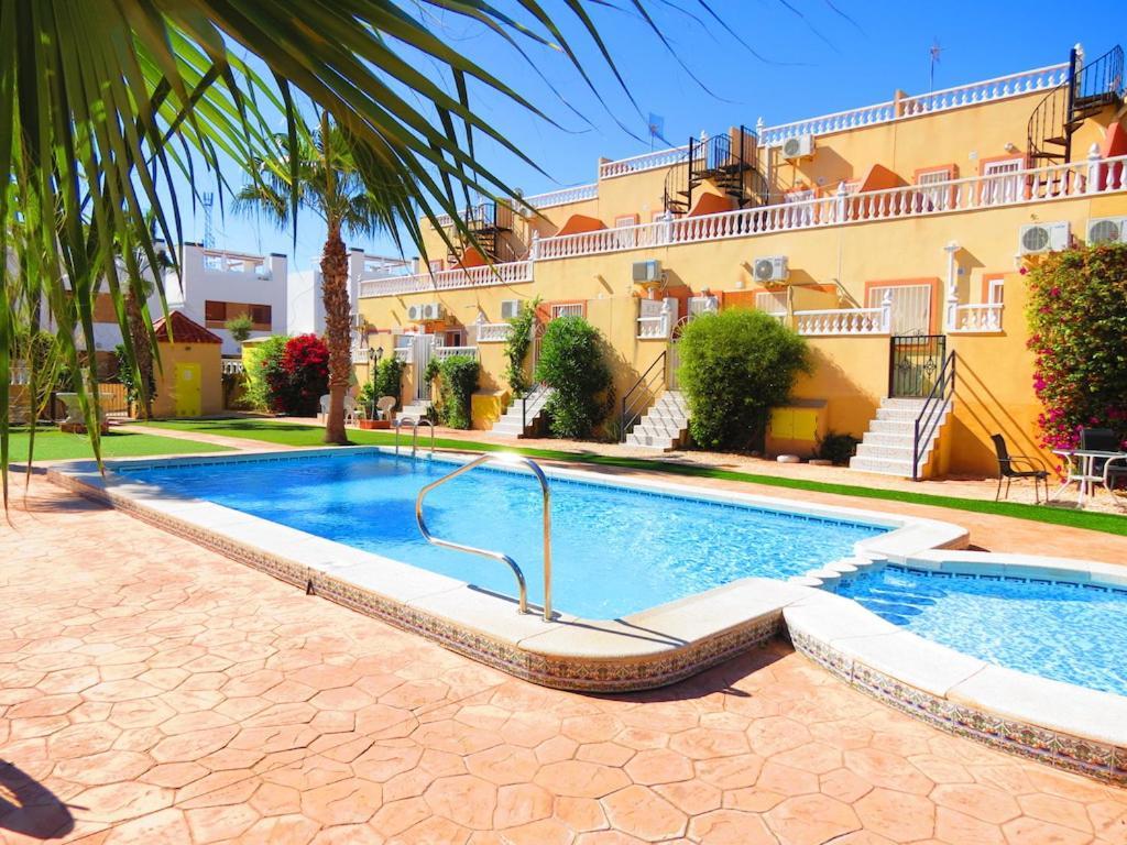オリウエラ Casa La Zenia Elite Townhouse With Shared Pool And 10 Minutes Walk To Beachヴィラ エクステリア 写真