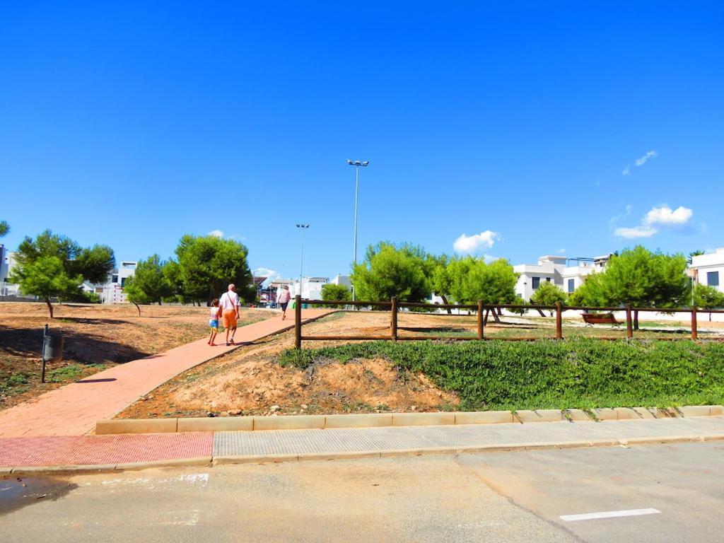 オリウエラ Casa La Zenia Elite Townhouse With Shared Pool And 10 Minutes Walk To Beachヴィラ エクステリア 写真