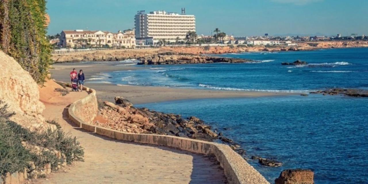 オリウエラ Casa La Zenia Elite Townhouse With Shared Pool And 10 Minutes Walk To Beachヴィラ エクステリア 写真