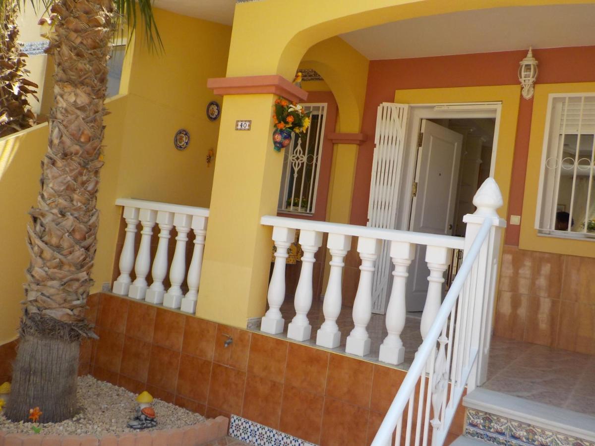 オリウエラ Casa La Zenia Elite Townhouse With Shared Pool And 10 Minutes Walk To Beachヴィラ エクステリア 写真